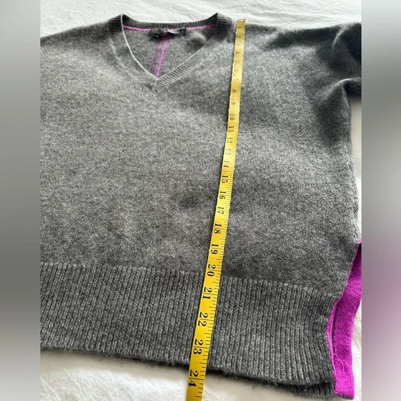 360 Cashmere Cozy Gray V-Neck Sweater, size large - Picture 10 of 14